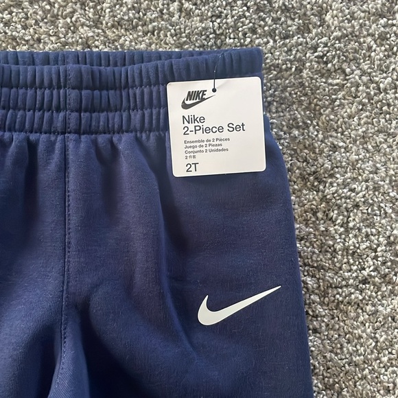 NEW! NIKE 2-PIECE BLUE SWEATSHIRT AND SWEATPANTS SET. SIZE 2T. BOYS. - Picture 3 of 8
